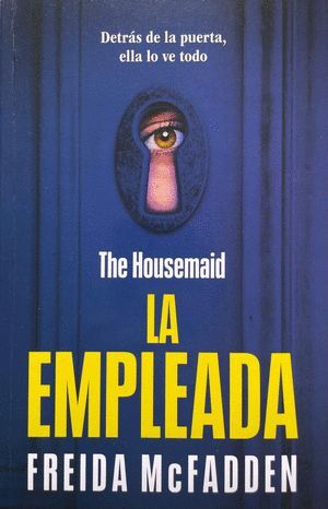 LA EMPLEADA. DETRÁS DE LA PUERTA, ELLA LO VE TODO